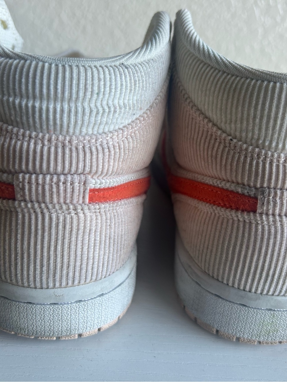 Jordan woman High-Top Corduroy Sneakers in Off-White with Coral Swoosh - Picture 4 of 5